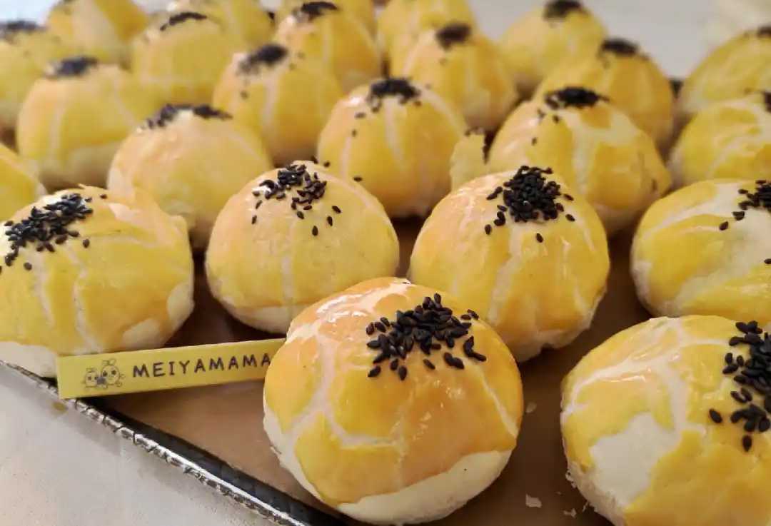 蛋黃酥月餅包裝機——傳統(tǒng)美味的現(xiàn)代封裝，守護經(jīng)典，傳遞心意